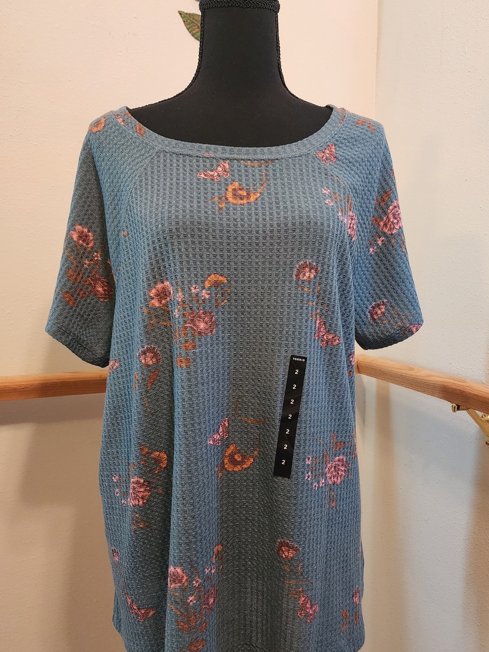 Torrid Classic Fit Waffle Crew Neck Raglan Tee in a blue floral print Sz 2